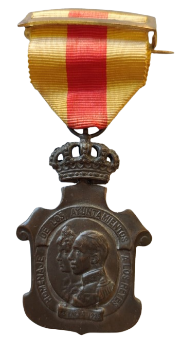 MEDALLA HOMENAJE DE LOS AYUNTAMIENTOS DE A LOS REYES ALFONSO XIII Y VICTORIA EUGENIA
