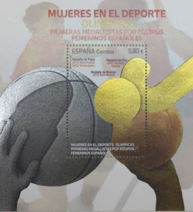 HOJA BLOQUE 2021 MUJERES EN EL DEPORTE . OLIMPICAS. PRIMERAS MEDALLISTAS POR EQUIPOS FEMENINAS ESPAÑOLES.
